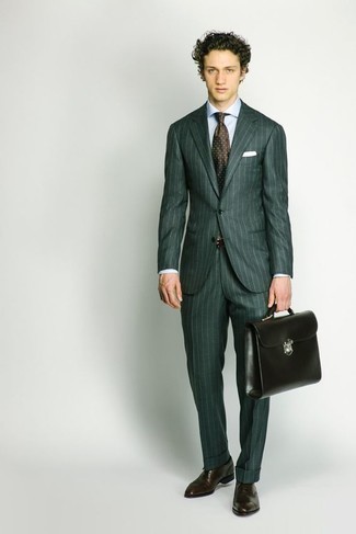 Dunkelbraune gepunktete Krawatte kombinieren – 99 Elegante Sommer Herren Outfits: Tragen Sie einen dunkelgrünen Anzug und eine dunkelbraune gepunktete Krawatte für eine klassischen und verfeinerte Silhouette. Fühlen Sie sich mutig? Vervollständigen Sie Ihr Outfit mit dunkelbraunen Leder Oxford Schuhen. Schon ergibt sich ein stylischer Sommer-Look.