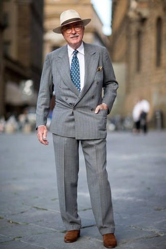 Dunkelgrünes bedrucktes Einstecktuch kombinieren – 129 Herren Outfits: Kombinieren Sie einen grauen vertikal gestreiften Anzug mit einem dunkelgrünen bedruckten Einstecktuch für ein bequemes Outfit, das außerdem gut zusammen passt. Komplettieren Sie Ihr Outfit mit braunen Wildleder Oxford Schuhen, um Ihr Modebewusstsein zu zeigen.