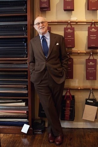 60 Jährige: Anzug kombinieren – 272 Elegante Herren Outfits: Entscheiden Sie sich für einen Anzug und ein hellblaues Businesshemd, um vor Klasse und Perfektion zu strotzen. Ergänzen Sie Ihr Look mit dunkelroten Leder Oxford Schuhen.