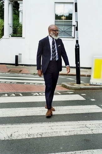 Dunkelblaue und weiße horizontal gestreifte Krawatte kombinieren – 500+ Herren Outfits: Tragen Sie einen dunkelblauen Anzug und eine dunkelblaue und weiße horizontal gestreifte Krawatte für eine klassischen und verfeinerte Silhouette. Fühlen Sie sich ideenreich? Ergänzen Sie Ihr Outfit mit braunen Wildleder Oxford Schuhen.