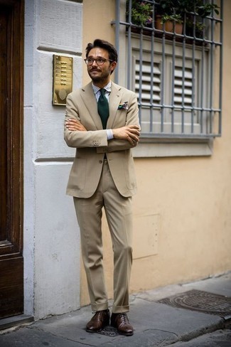 Dunkelbraune Oxford Schuhe kombinieren – 500+ Elegante Herren Outfits: Entscheiden Sie sich für einen beige Anzug und ein weißes und dunkelblaues vertikal gestreiftes Businesshemd für einen stilvollen, eleganten Look. Dieses Outfit passt hervorragend zusammen mit dunkelbraunen Oxford Schuhen.