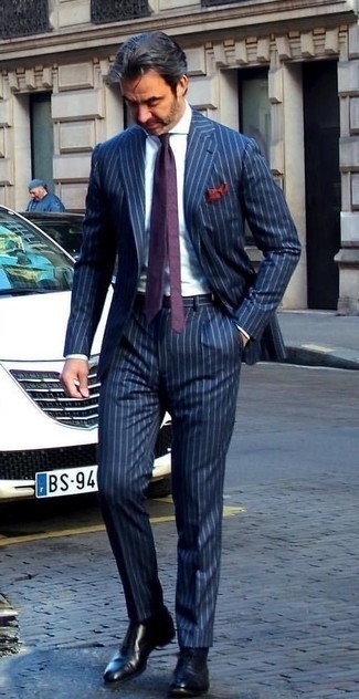 40 Jährige: Violette Krawatte kombinieren – 19 Sommer Herren Outfits: Kombinieren Sie einen dunkelblauen vertikal gestreiften Anzug mit einer violetten Krawatte für einen stilvollen, eleganten Look. Fühlen Sie sich ideenreich? Vervollständigen Sie Ihr Outfit mit schwarzen Leder Oxford Schuhen. Dieses Outfit ist perfekt für den Sommer.
