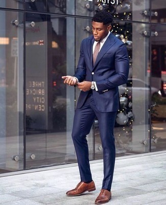 30 Jährige: Braune Krawatte kombinieren – 500+ Elegante Herren Outfits: Vereinigen Sie einen dunkelblauen vertikal gestreiften Anzug mit einer braunen Krawatte für einen stilvollen, eleganten Look. Wenn Sie nicht durch und durch formal auftreten möchten, komplettieren Sie Ihr Outfit mit braunen Leder Oxford Schuhen.