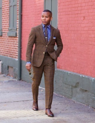 20 Jährige: Braune Krawatte kombinieren – 30 Elegante Sommer Herren Outfits: Kombinieren Sie einen braunen Anzug mit Karomuster mit einer braunen Krawatte für eine klassischen und verfeinerte Silhouette. Wenn Sie nicht durch und durch formal auftreten möchten, wählen Sie braunen Leder Oxford Schuhe. Ein insgesamt sehr schöner Sommer-Look.