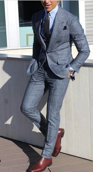 Schwarzes Einstecktuch kombinieren – 327 Sommer Herren Outfits: Kombinieren Sie einen blauen Anzug mit Karomuster mit einem schwarzen Einstecktuch für ein Alltagsoutfit, das Charakter und Persönlichkeit ausstrahlt. Fühlen Sie sich ideenreich? Entscheiden Sie sich für dunkelroten Leder Oxford Schuhe. Ein stylischer Sommer-Look.