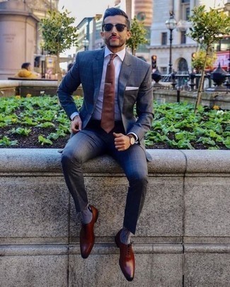 Graue bedruckte Socken kombinieren – 4 Elegante Herren Outfits: Kombinieren Sie einen dunkelgrauen Anzug mit Karomuster mit grauen bedruckten Socken für ein sonntägliches Mittagessen mit Freunden. Rotbraune Leder Oxford Schuhe sind eine einfache Möglichkeit, Ihren Look aufzuwerten.
