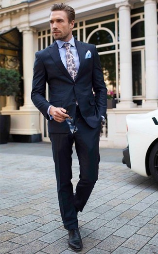 Hellblaues Einstecktuch kombinieren – 236 Elegante Herren Outfits warm Wetter: Paaren Sie einen dunkelblauen Anzug mit einem hellblauen Einstecktuch, um mühelos alles zu meistern, was auch immer der Tag bringen mag. Ergänzen Sie Ihr Outfit mit schwarzen Leder Oxford Schuhen, um Ihr Modebewusstsein zu zeigen.