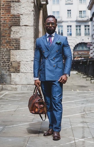 Braune Leder Reisetasche kombinieren – 265 Herren Outfits: Entscheiden Sie sich für einen blauen Anzug und eine braune Leder Reisetasche, um mühelos alles zu meistern, was auch immer der Tag bringen mag. Fühlen Sie sich ideenreich? Wählen Sie dunkelbraunen Leder Oxford Schuhe.