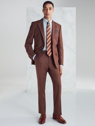 brauner Anzug, hellblaues Businesshemd, rotbraune Leder Oxford Schuhe, rotbraune horizontal gestreifte Krawatte für Herren