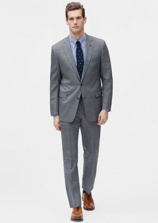Blaue gepunktete Krawatte kombinieren – 466 Herren Outfits: Machen Sie sich mit einem grauen Anzug und einer blauen gepunkteten Krawatte einen verfeinerten, eleganten Stil zu Nutze. Wählen Sie die legere Option mit rotbraunen Leder Oxford Schuhen.