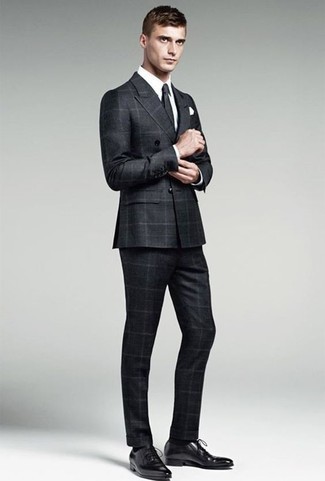 Schwarze Leder Oxford Schuhe kombinieren – 500+ Herren Outfits warm Wetter: Geben Sie den bestmöglichen Look ab in einem schwarzen Anzug mit Karomuster und einem weißen Businesshemd. Ergänzen Sie Ihr Look mit schwarzen Leder Oxford Schuhen.