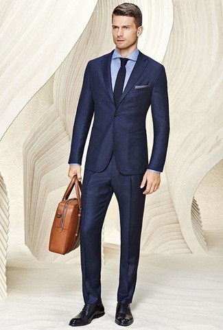Schwarze Leder Oxford Schuhe kombinieren – 500+ Herren Outfits: Vereinigen Sie einen dunkelblauen Anzug mit einem hellblauen Chambray Businesshemd für eine klassischen und verfeinerte Silhouette. Schwarze Leder Oxford Schuhe sind eine kluge Wahl, um dieses Outfit zu vervollständigen.