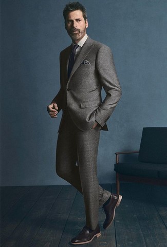 Wie grauen Anzug mit brauner Oxford Schuhe zu kombinieren – 173 Elegante Herren Outfits: Vereinigen Sie einen grauen Anzug mit einem weißen Businesshemd für einen stilvollen, eleganten Look. Dieses Outfit passt hervorragend zusammen mit braunen Oxford Schuhen.