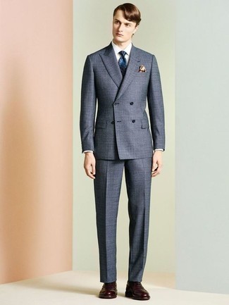 20 Jährige: Dunkelblaue bedruckte Krawatte kombinieren – 30 Herren Outfits: Erwägen Sie das Tragen von einem blauen Anzug und einer dunkelblauen bedruckten Krawatte, um vor Klasse und Perfektion zu strotzen. Wenn Sie nicht durch und durch formal auftreten möchten, entscheiden Sie sich für dunkelroten Leder Oxford Schuhe.