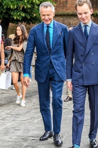 Blaue gepunktete Krawatte kombinieren – 466 Herren Outfits: Etwas Einfaches wie die Wahl von einem dunkelblauen Anzug und einer blauen gepunkteten Krawatte kann Sie von der Menge abheben. Wählen Sie die legere Option mit schwarzen Leder Oxford Schuhen.
