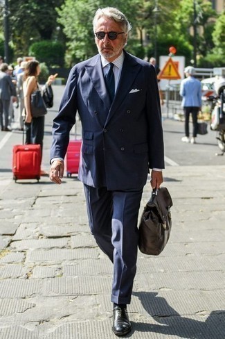 60 Jährige: Rotbraune Leder Aktentasche kombinieren – 18 Herren Outfits: Kombinieren Sie einen dunkelblauen Anzug mit einer rotbraunen Leder Aktentasche, um einen lockeren, aber dennoch stylischen Look zu erhalten. Entscheiden Sie sich für schwarzen Leder Oxford Schuhe, um Ihr Modebewusstsein zu zeigen.