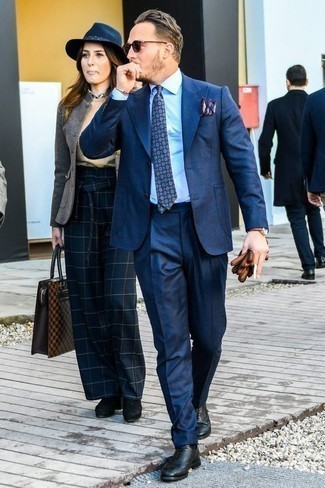 Schwarze Leder Oxford Schuhe kombinieren – 500+ Herren Outfits warm Wetter: Kombinieren Sie einen dunkelblauen Anzug mit einem hellblauen Businesshemd für eine klassischen und verfeinerte Silhouette. Schwarze Leder Oxford Schuhe sind eine großartige Wahl, um dieses Outfit zu vervollständigen.