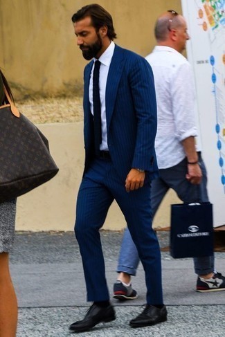 30 Jährige: Wie blauen Anzug mit schwarzer Leder Oxford Schuhe zu kombinieren – 99 Elegante Sommer Herren Outfits: Kombinieren Sie einen blauen Anzug mit einem weißen Businesshemd, um vor Klasse und Perfektion zu strotzen. Schwarze Leder Oxford Schuhe sind eine ideale Wahl, um dieses Outfit zu vervollständigen. Dieses Outfit eignet sich wunderbar für den Sommer.