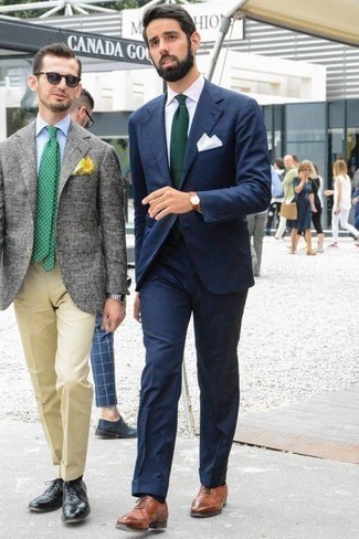 Braune Oxford Schuhe kombinieren – 1200+ Herren Outfits: Etwas Einfaches wie die Wahl von einem dunkelblauen Anzug und einem weißen Businesshemd kann Sie von der Menge abheben. Braune Oxford Schuhe fügen sich nahtlos in einer Vielzahl von Outfits ein.