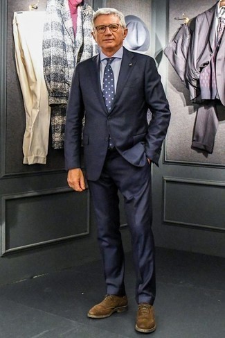 Blaue gepunktete Krawatte kombinieren – 466 Herren Outfits: Erwägen Sie das Tragen von einem dunkelblauen Anzug und einer blauen gepunkteten Krawatte, um vor Klasse und Perfektion zu strotzen. Suchen Sie nach leichtem Schuhwerk? Ergänzen Sie Ihr Outfit mit braunen Wildleder Oxford Schuhen für den Tag.
