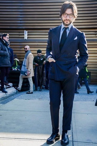 Schwarze Leder Oxford Schuhe kombinieren – 500+ Herren Outfits: Entscheiden Sie sich für einen dunkelblauen vertikal gestreiften Anzug und ein hellblaues Businesshemd für eine klassischen und verfeinerte Silhouette. Schwarze Leder Oxford Schuhe sind eine gute Wahl, um dieses Outfit zu vervollständigen.