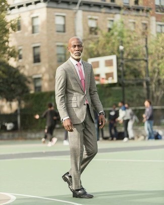 Rosa Krawatte kombinieren – 123 Herren Outfits: Entscheiden Sie sich für einen klassischen Stil in einem grauen Anzug mit Schottenmuster und einer rosa Krawatte. Suchen Sie nach leichtem Schuhwerk? Ergänzen Sie Ihr Outfit mit schwarzen Leder Oxford Schuhen für den Tag.