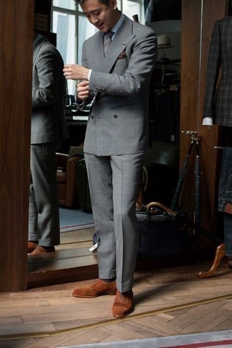 Dunkelbraune Wildleder Oxford Schuhe kombinieren – 257 Elegante Herren Outfits: Vereinigen Sie einen grauen Anzug mit einem weißen Businesshemd, um vor Klasse und Perfektion zu strotzen. Dunkelbraune Wildleder Oxford Schuhe sind eine kluge Wahl, um dieses Outfit zu vervollständigen.