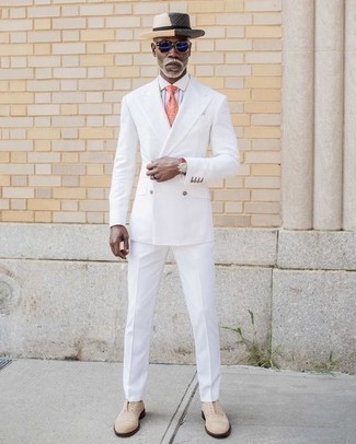 Dunkelrote Lederuhr kombinieren – 100 Herren Outfits: Tragen Sie einen weißen Anzug und eine dunkelrote Lederuhr für ein Alltagsoutfit, das Charakter und Persönlichkeit ausstrahlt. Fühlen Sie sich ideenreich? Entscheiden Sie sich für hellbeige Wildleder Oxford Schuhe.
