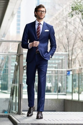 Wie dunkelblauen Anzug mit weißen und dunkelblauen Businesshemdes zu kombinieren – 1200+ Herren Outfits: Kombinieren Sie einen dunkelblauen Anzug mit einem weißen und dunkelblauen Businesshemd für eine klassischen und verfeinerte Silhouette. Dunkelbraune Leder Oxford Schuhe sind eine ideale Wahl, um dieses Outfit zu vervollständigen.