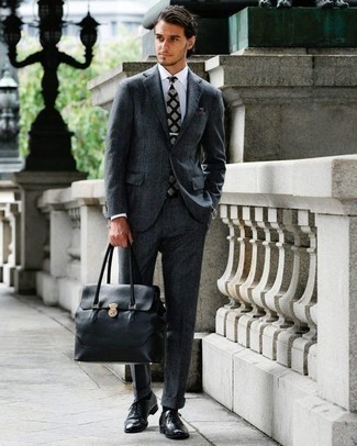 Schwarze Leder Oxford Schuhe kombinieren – 500+ Herren Outfits: Kombinieren Sie einen dunkelgrauen Anzug mit einem weißen Businesshemd für eine klassischen und verfeinerte Silhouette. Schwarze Leder Oxford Schuhe sind eine ideale Wahl, um dieses Outfit zu vervollständigen.