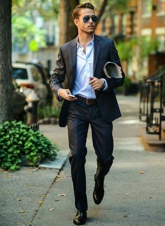 Blaue Sonnenbrille kombinieren – 500+ Herren Outfits: Die Kombination von einem dunkelgrauen Anzug und einer blauen Sonnenbrille erlaubt es Ihnen, Ihren Freizeitstil klar und einfach zu halten. Vervollständigen Sie Ihr Outfit mit schwarzen Leder Oxford Schuhen, um Ihr Modebewusstsein zu zeigen.