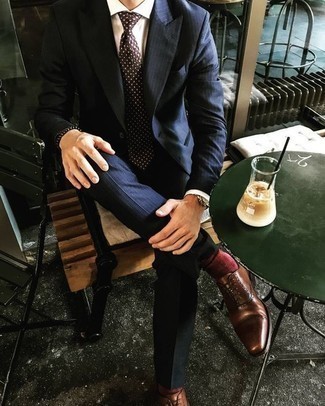 Braune Leder Oxford Schuhe kombinieren – 500+ Herren Outfits warm Wetter: Kombinieren Sie einen dunkelblauen vertikal gestreiften Anzug mit einem weißen Businesshemd für einen stilvollen, eleganten Look. Braune Leder Oxford Schuhe sind eine gute Wahl, um dieses Outfit zu vervollständigen.