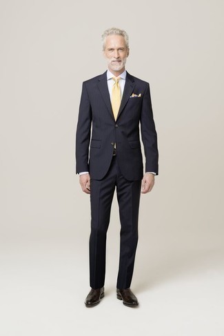 Goldene Seidekrawatte kombinieren – 12 Herren Outfits: Vereinigen Sie einen dunkelblauen vertikal gestreiften Anzug mit einer goldenen Seidekrawatte für eine klassischen und verfeinerte Silhouette. Fühlen Sie sich mutig? Ergänzen Sie Ihr Outfit mit dunkelbraunen Leder Oxford Schuhen.