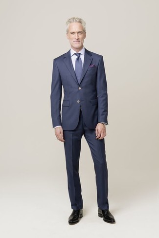 Schwarze Leder Oxford Schuhe kombinieren – 500+ Herren Outfits: Kombinieren Sie einen dunkelblauen Anzug mit einem weißen vertikal gestreiften Businesshemd für eine klassischen und verfeinerte Silhouette. Vervollständigen Sie Ihr Look mit schwarzen Leder Oxford Schuhen.
