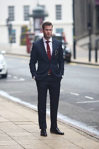 Roten Ledergürtel kombinieren – 122 Herren Outfits: Kombinieren Sie einen dunkelblauen Anzug mit einem roten Ledergürtel, um mühelos alles zu meistern, was auch immer der Tag bringen mag. Fühlen Sie sich ideenreich? Ergänzen Sie Ihr Outfit mit schwarzen Leder Oxford Schuhen.
