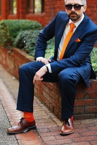 dunkelblauer Anzug, weißes Businesshemd, braune Leder Oxford Schuhe, orange Seidekrawatte für Herren