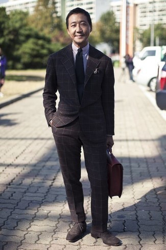 40 Jährige: Dunkelbraunen Anzug kombinieren – 44 Elegante Herren Outfits: Tragen Sie einen dunkelbraunen Anzug und ein weißes und dunkelblaues vertikal gestreiftes Businesshemd für eine klassischen und verfeinerte Silhouette. Dieses Outfit passt hervorragend zusammen mit dunkelbraunen Wildleder Oxford Schuhen.