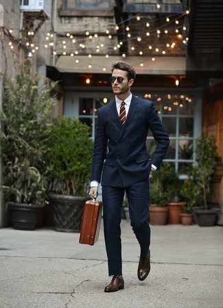 20 Jährige: Dunkelrote horizontal gestreifte Krawatte kombinieren – 3 Elegante Herren Outfits: Kombinieren Sie einen dunkelblauen Anzug mit einer dunkelroten horizontal gestreiften Krawatte für eine klassischen und verfeinerte Silhouette. Fühlen Sie sich mutig? Vervollständigen Sie Ihr Outfit mit dunkelbraunen Leder Oxford Schuhen.