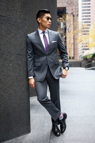 Lila Krawatte kombinieren – 315 Elegante Herren Outfits warm Wetter: Erwägen Sie das Tragen von einem grauen vertikal gestreiften Anzug und einer lila Krawatte, um vor Klasse und Perfektion zu strotzen. Fühlen Sie sich ideenreich? Wählen Sie schwarzen Leder Oxford Schuhe.
