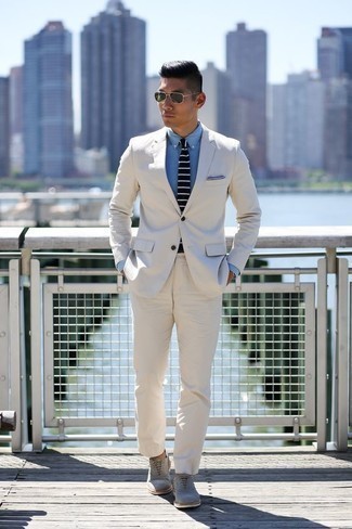 Dunkelblaues und weißes Einstecktuch kombinieren – 500+ Herren Outfits: Kombinieren Sie einen weißen Anzug mit einem dunkelblauen und weißen Einstecktuch für einen bequemen Alltags-Look. Entscheiden Sie sich für grauen Wildleder Oxford Schuhe, um Ihr Modebewusstsein zu zeigen.