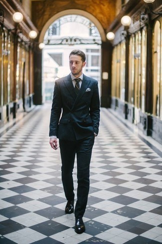 Schwarze Leder Oxford Schuhe kombinieren – 500+ Herren Outfits: Kombinieren Sie einen dunkelblauen Anzug mit einem weißen Businesshemd für eine klassischen und verfeinerte Silhouette. Schwarze Leder Oxford Schuhe sind eine großartige Wahl, um dieses Outfit zu vervollständigen.
