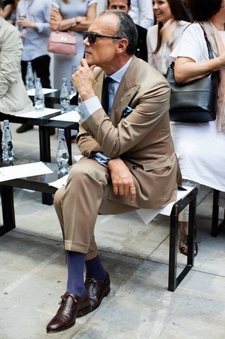 50 Jährige: Dunkelblaue horizontal gestreifte Socken kombinieren – 6 Herren Outfits warm Wetter: Entscheiden Sie sich für einen beige Anzug und dunkelblauen horizontal gestreiften Socken für ein bequemes Outfit, das außerdem gut zusammen passt. Fühlen Sie sich mutig? Ergänzen Sie Ihr Outfit mit dunkelbraunen Leder Oxford Schuhen.