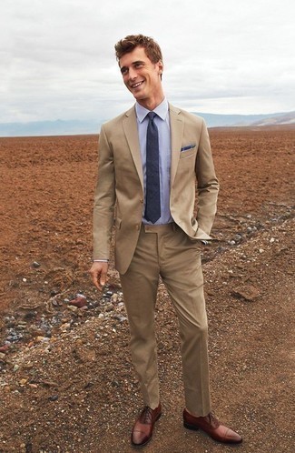 Dunkelblaue Krawatte kombinieren – 500+ Elegante Herren Outfits: Kombinieren Sie einen beige Anzug mit einer dunkelblauen Krawatte, um vor Klasse und Perfektion zu strotzen. Fühlen Sie sich mutig? Wählen Sie braunen Leder Oxford Schuhe.