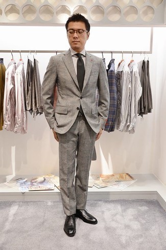 Welche Oxford Schuhe mit grauen Anzuges zu tragen – 408 Herren Outfits: Erwägen Sie das Tragen von einem grauen Anzug und einem weißen Businesshemd für eine klassischen und verfeinerte Silhouette. Vervollständigen Sie Ihr Look mit Oxford Schuhen.