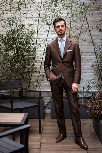 Wie braunen Anzug mit brauner Leder Oxford Schuhe zu kombinieren – 72 Herren Outfits: Machen Sie sich mit einem braunen Anzug und einem weißen Businesshemd einen verfeinerten, eleganten Stil zu Nutze. Ergänzen Sie Ihr Look mit braunen Leder Oxford Schuhen.