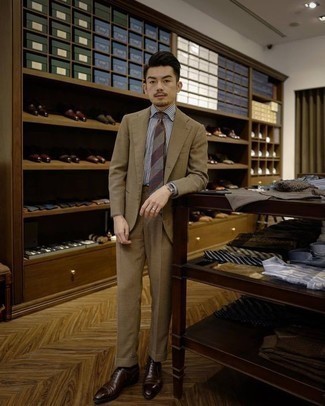 Dunkelbraune Leder Oxford Schuhe kombinieren – 500+ Herren Outfits: Kombinieren Sie einen beige Anzug mit einem weißen und dunkelblauen vertikal gestreiften Businesshemd für einen stilvollen, eleganten Look. Dieses Outfit passt hervorragend zusammen mit dunkelbraunen Leder Oxford Schuhen.