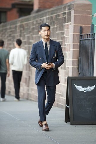 Wie dunkelblauen Anzug mit brauner Leder Oxford Schuhe zu kombinieren – 241 Elegante Herren Outfits: Kombinieren Sie einen dunkelblauen Anzug mit einem weißen Businesshemd, um vor Klasse und Perfektion zu strotzen. Braune Leder Oxford Schuhe sind eine gute Wahl, um dieses Outfit zu vervollständigen.