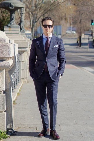 40 Jährige: Rote und dunkelblaue Krawatte kombinieren – 89 Herren Outfits: Kombinieren Sie einen dunkelblauen Anzug mit einer roten und dunkelblauen Krawatte, um vor Klasse und Perfektion zu strotzen. Fühlen Sie sich ideenreich? Vervollständigen Sie Ihr Outfit mit dunkelroten Leder Oxford Schuhen.