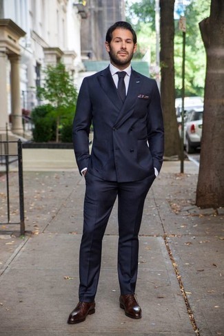 Welche Businesshemden mit dunkelroter Oxford Schuhe zu tragen – 166 Herren Outfits: Entscheiden Sie sich für einen klassischen Stil in einem Businesshemd und einem dunkelblauen Anzug. Dunkelrote Oxford Schuhe sind eine perfekte Wahl, um dieses Outfit zu vervollständigen.