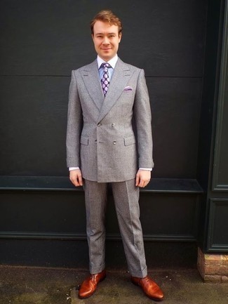 Hellviolettes Einstecktuch kombinieren – 222 Herren Outfits: Tragen Sie einen grauen Anzug und ein hellviolettes Einstecktuch, um mühelos alles zu meistern, was auch immer der Tag bringen mag. Heben Sie dieses Ensemble mit rotbraunen Leder Oxford Schuhen hervor.